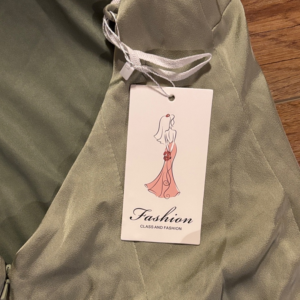 Elegant Green Satin Dress - Picture 3 of 5